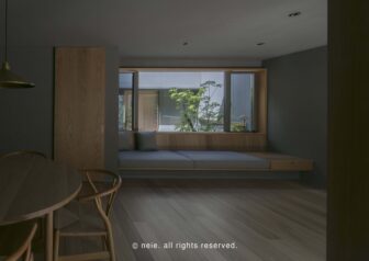 光を招く中庭のある家