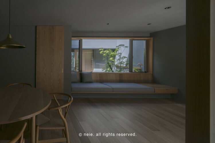 光を招く中庭のある家