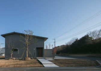 土間と中庭がつくる、あわいの住まい