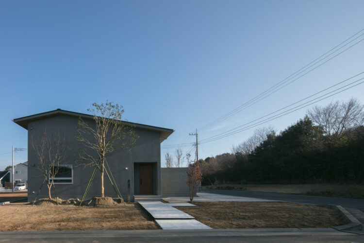 土間と中庭がつくる、あわいの住まい