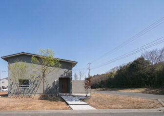 土間と中庭がつくる、あわいの住まい