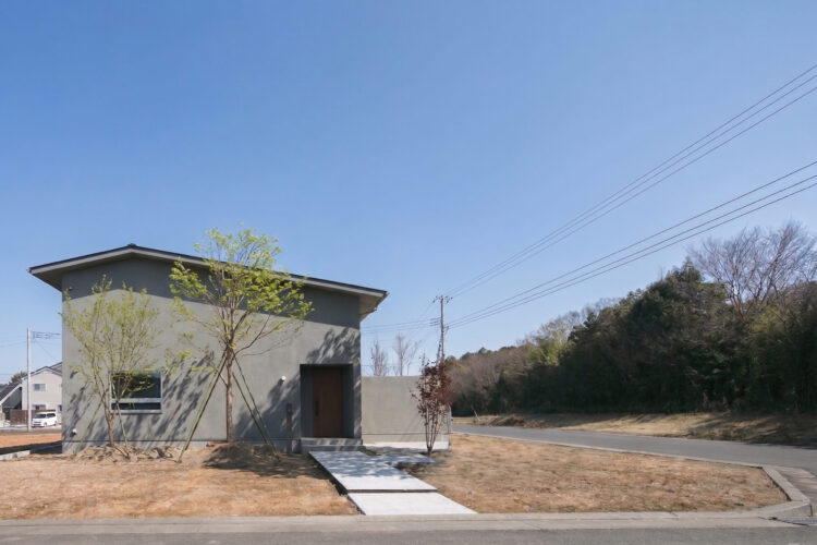 土間と中庭がつくる、あわいの住まい