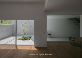 光がたゆたう土間のある住まい