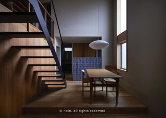 吹き抜けと静寂が紡ぐ、ふたりの住まい